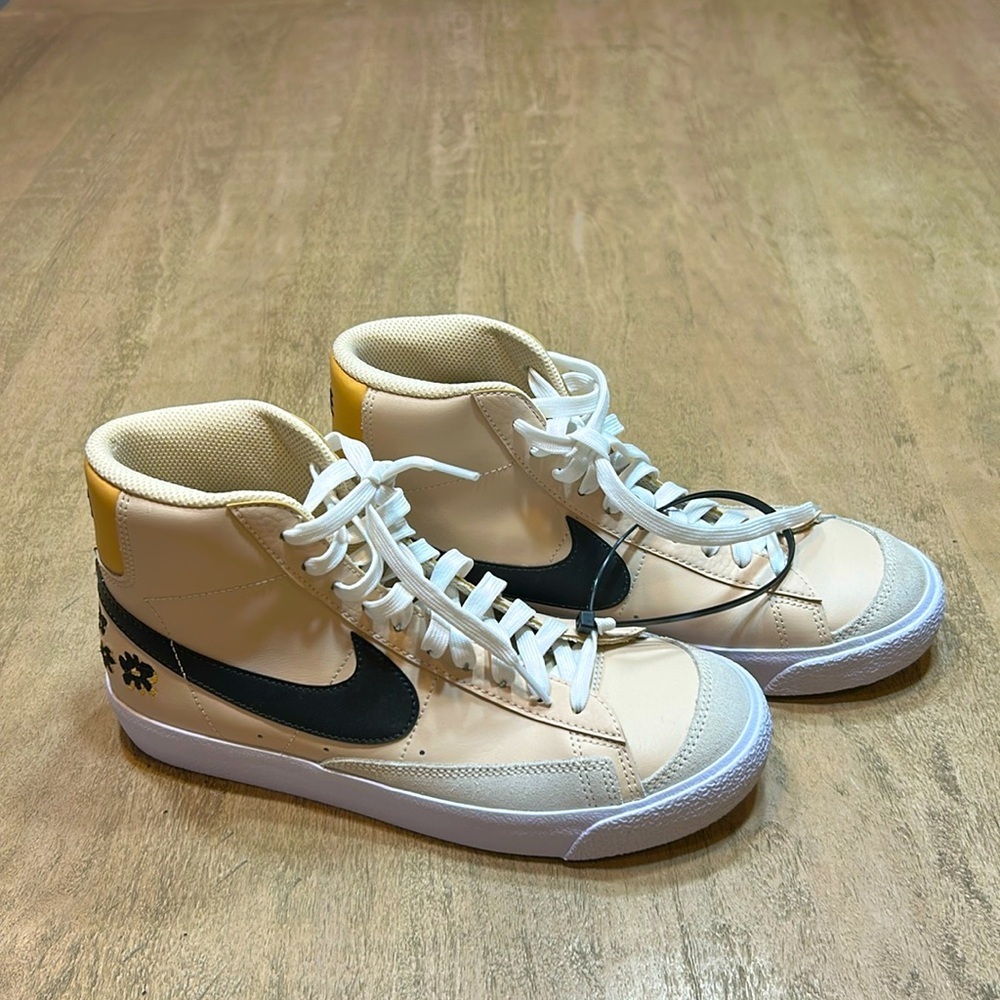 Nike Blazer mid 77, Cream and Black High-Top Athletic Shoes